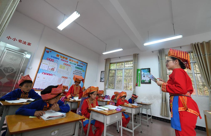 　　↑在更范教学点，卢秀芬老师在给学生上课（2019年6月5日摄）。