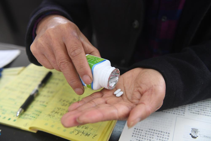 　　↑在七新教学点，王英红老师准备吃药（2023年2月22日摄）。