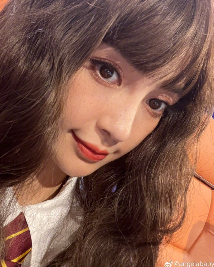 angelababycos赫敏 齐刘海卷发校园风满满|angelababy_新浪新闻