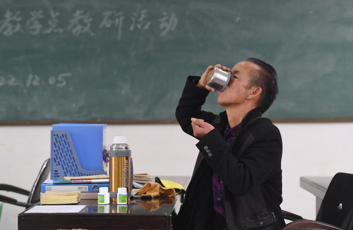 　　↑王英红老师在吃药（2023年2月22日摄）。