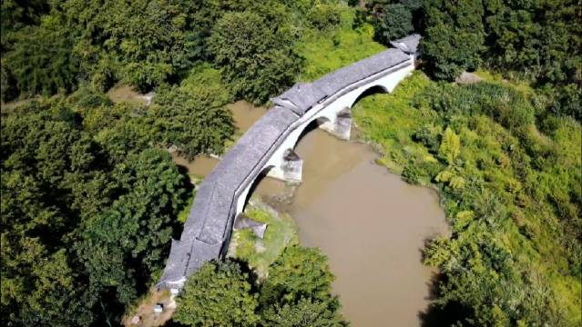 玉带桥,是位于江西信丰虎山乡中心村的国保廊桥