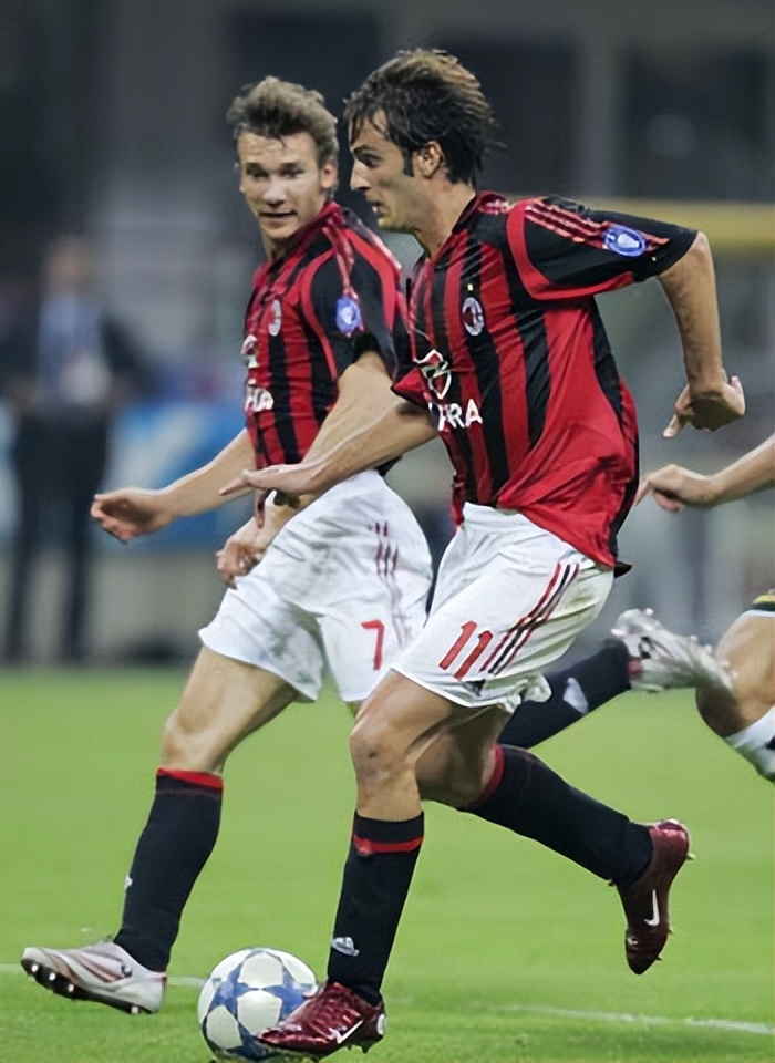 ac米兰队史今天:2005年舍瓦 卡卡 安布进球,3-1锡耶纳意甲2连胜|卡卡