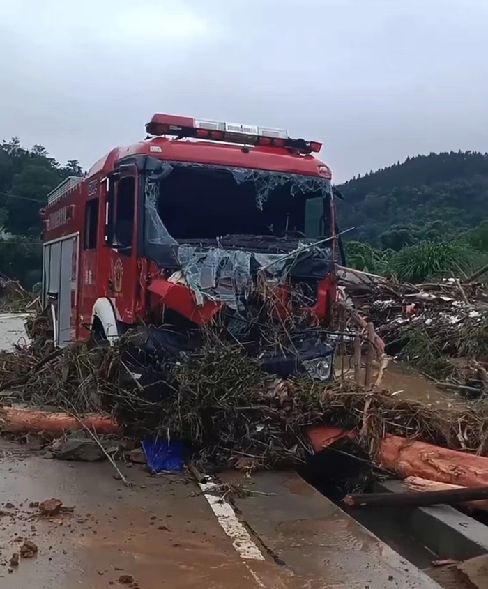被洪水冲毁的消防车。受访者供图
