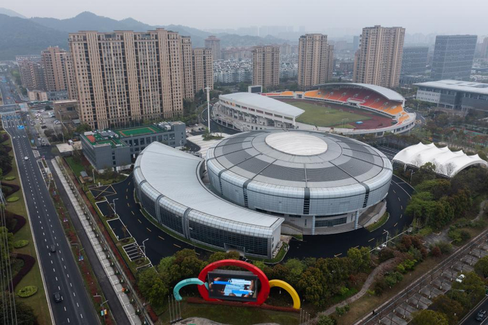 这是2022年3月31日拍摄的湖州德清体育中心体育馆(无人机照片).
