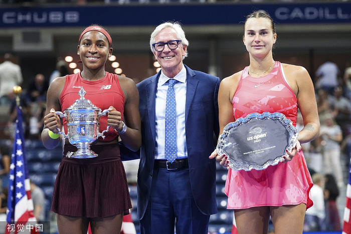 萨巴伦卡（右）本赛季大满贯拿下一冠一亚。