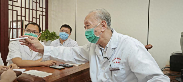 伍炳彩正在给患者看舌象。澎湃新闻记者 罗振宇 图