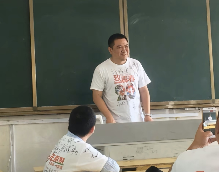 柯佳勇在一次同学聚会上。受访者供图