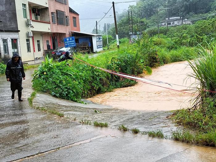 359國道和雲茂高速錢排出口連接線交會處道路塌方,機械搶修中信宜市