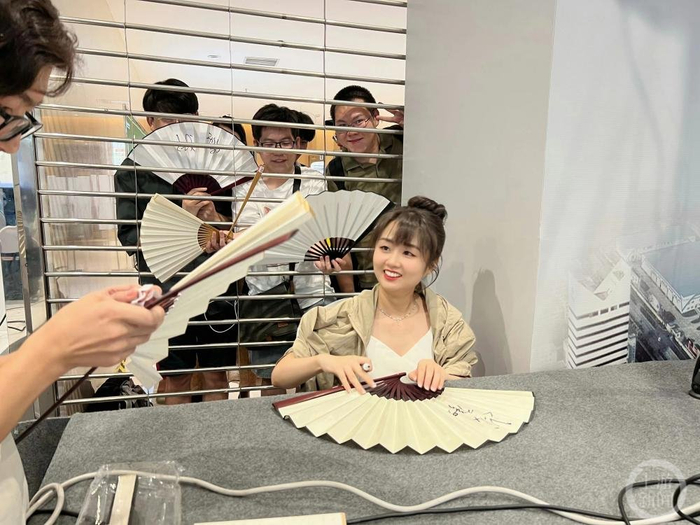 　▲战鹰在重庆讲棋时为粉丝签名。图片来源/棋手战鹰微博