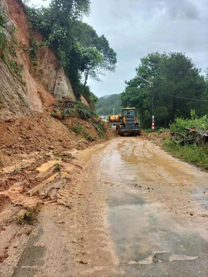 359國道和雲茂高速錢排出口連接線交會處道路塌方,機械搶修中信宜市