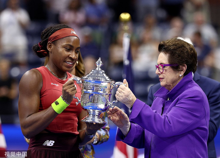 比利·简·金（右）为高芙颁发奖杯。