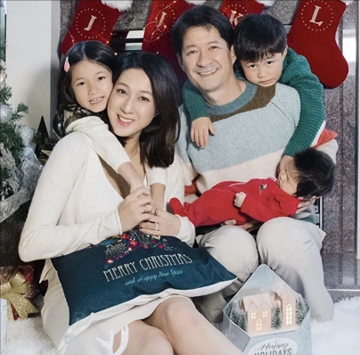 钟嘉欣晒全家度假照,与年长13岁老公像父女,一家五口如祖孙三代
