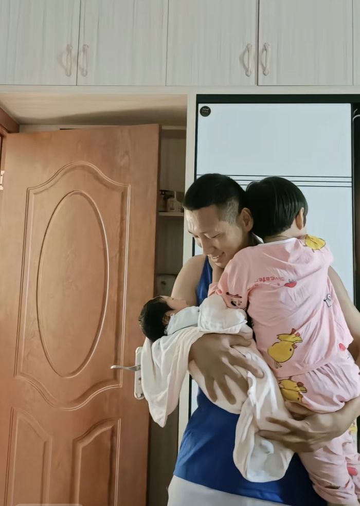 陈祖严抱着两个女儿。视频截图