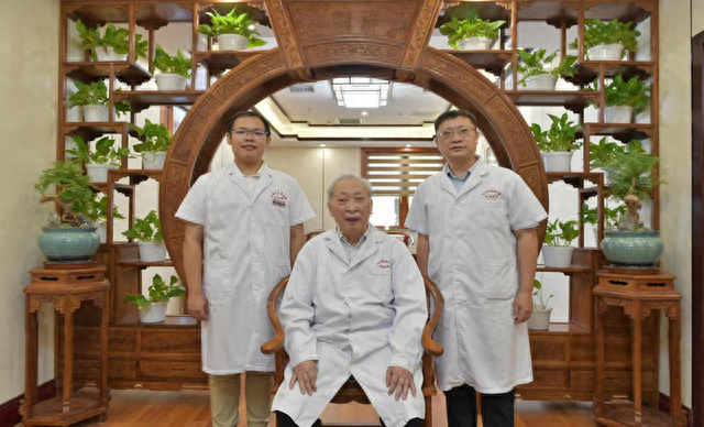 伍炳彩祖孙三代均从医。左侧是其外孙孙礼强，右侧是其儿子伍建光。受访者供图