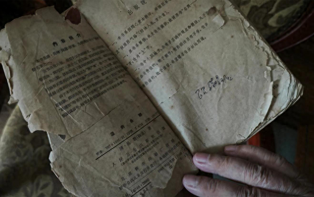 读书是伍炳彩唯一的兴趣爱好。一本出版于1963年的《温病条辨》，早已被他翻烂。澎湃新闻记者 罗振宇 图