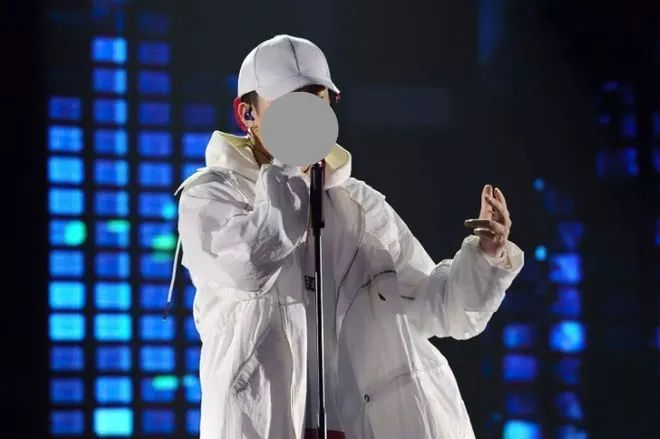 药水哥回应周淑怡与pgone绯闻恋情,唱了一晚上伤心情歌