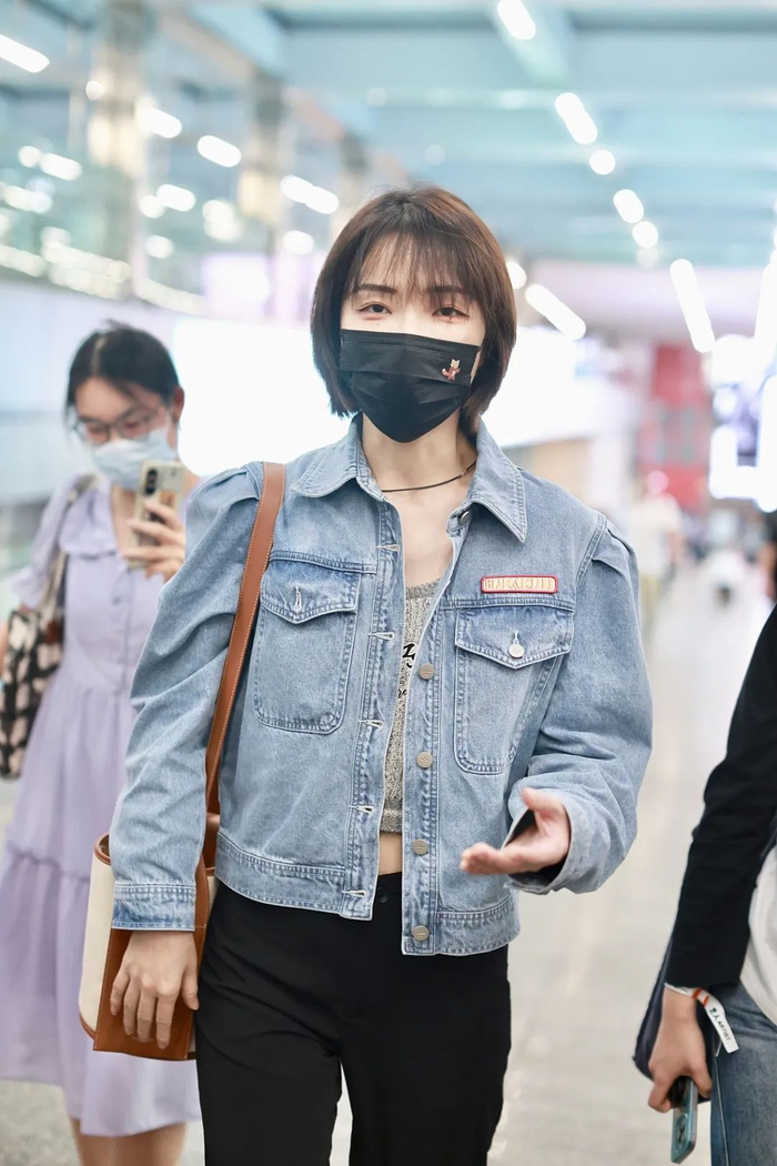 9月3日,刘恋现身北京首都机场摇滚女孩也有很温柔日常的时候哦,牛仔