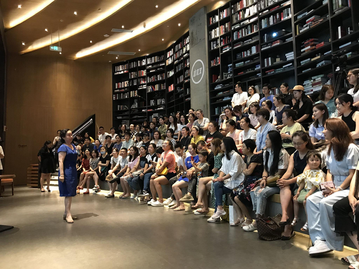 2020年，胡珍在书店为家长做性教育讲座。  受访者供图