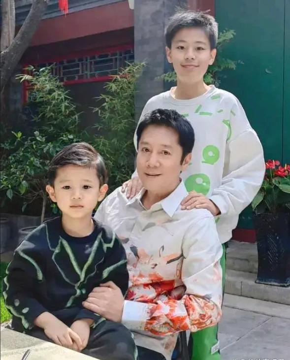 54岁蔡国庆晒两个帅儿子上热搜,父子三人共用一张脸,妻子身家过亿身份