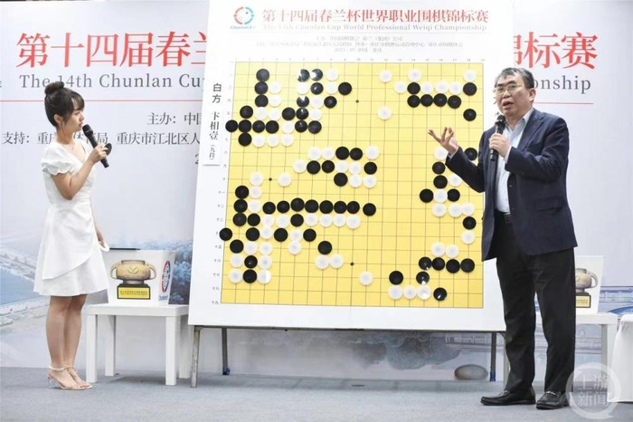 　▲7月，战鹰（左）与棋圣聂卫平（右）在重庆讲棋。图片来源/重庆市围棋协会