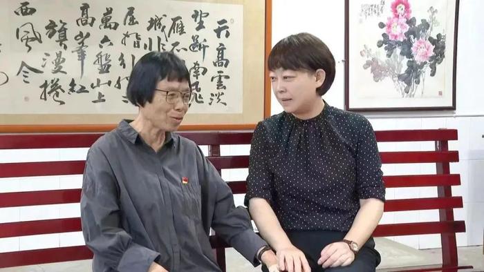 2022年9月，丽江市委文告浦虹来到丽江华坪女子高等中学，看望慰问天下优秀共产党员、“七一勋章”赢得者张桂梅磨真金不怕火。