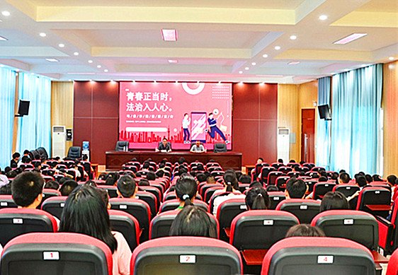 广安武胜县法院院长王海波为武胜县中心中学校开讲新学期第一课