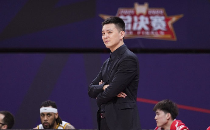 会有很多cba俱乐部邀请杨鸣加入教练组,比如青岛队,刘维伟和杨鸣的