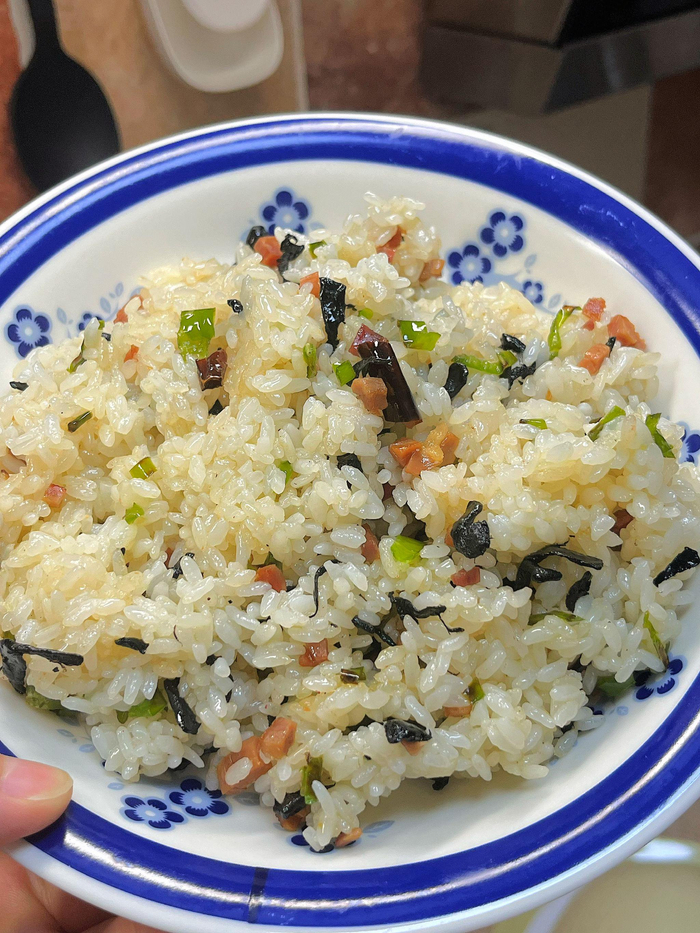 火腿干巴菌炒饭,请大家品尝电子版 想封自己为微博炒饭女王