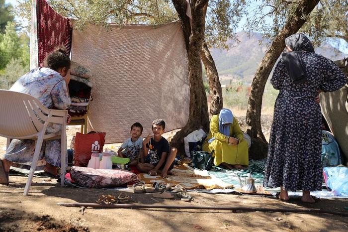 這是9月10日在摩洛哥震中附近的艾米茲米茲村一處臨時安置點拍攝的受災群眾。新華社記者 王東震 攝