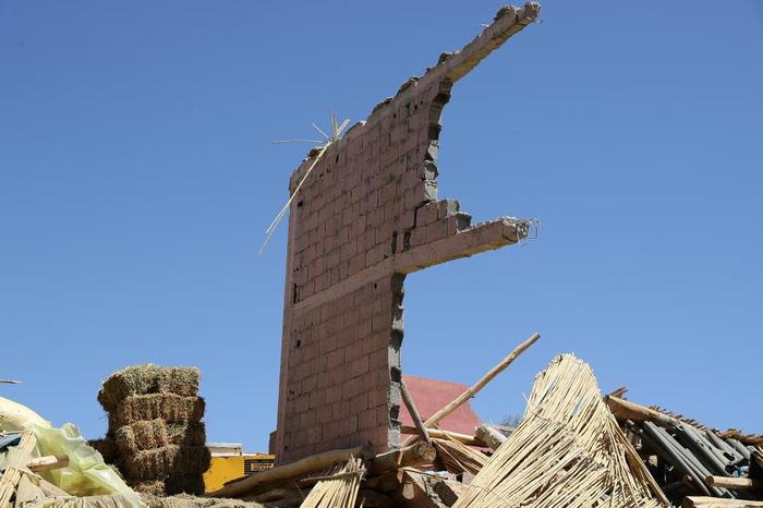 这是9月10日在摩洛哥震中附近的艾米兹米兹村拍摄的受损建筑。新华社记者 王东震 摄