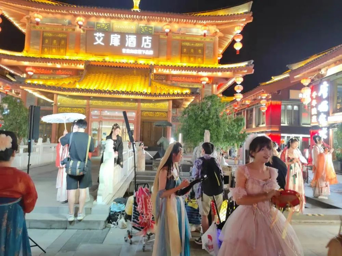 7月6日，深夜11点过的西安旅拍个人写真现场 记者 文静/摄