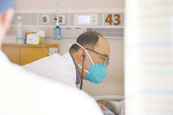             赵重波在病房为患者检查          