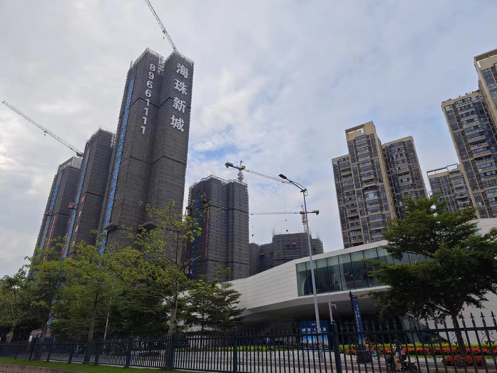 海珠新城悦湖玺实景图，销售中心正在改造。吕颖雅/摄