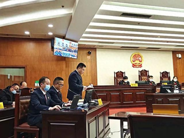 今年3月，该案开庭审理。图为检察官在宣读起诉书。