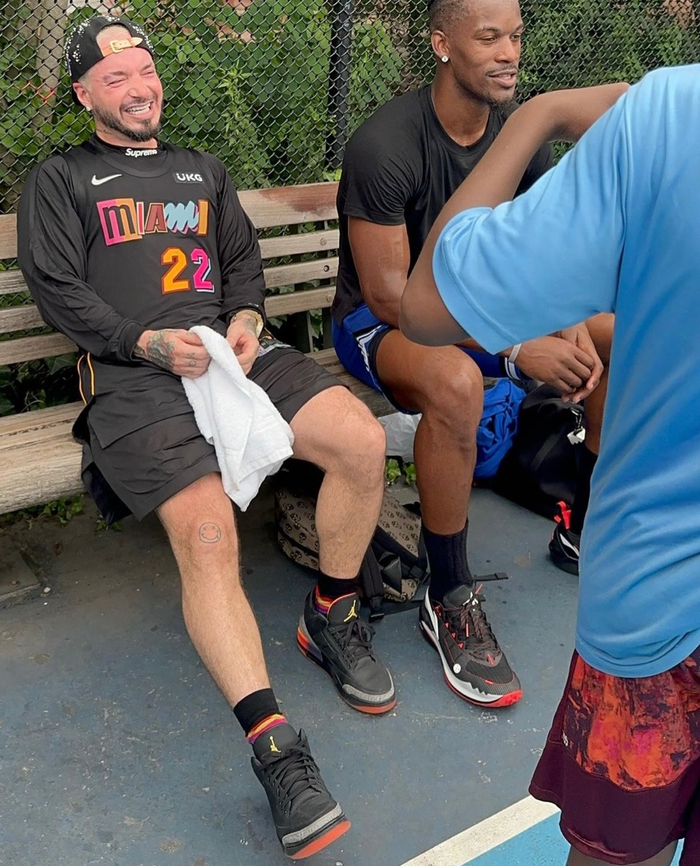 而近日,老鞋狗dj khaled也是提前收到了这双黑色版本,并晒出了一张