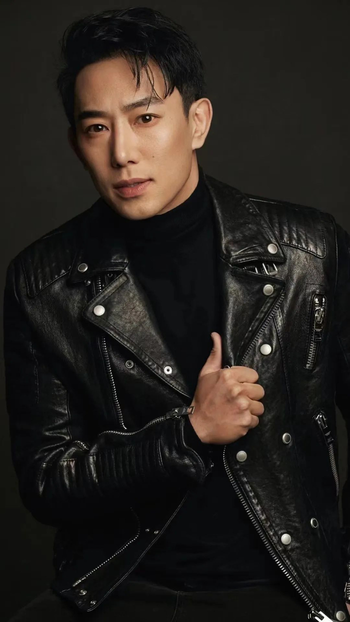 被《冰雪尖刀连》的二排长肖长贵的表演打动后,你会想认识演员薛奇