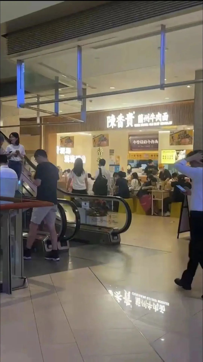 同一时段，览海国际商场内一家餐饮店门口的客流情况。