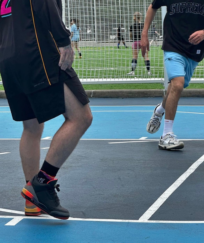 而近日,老鞋狗dj khaled也是提前收到了这双黑色版本,并晒出了一张