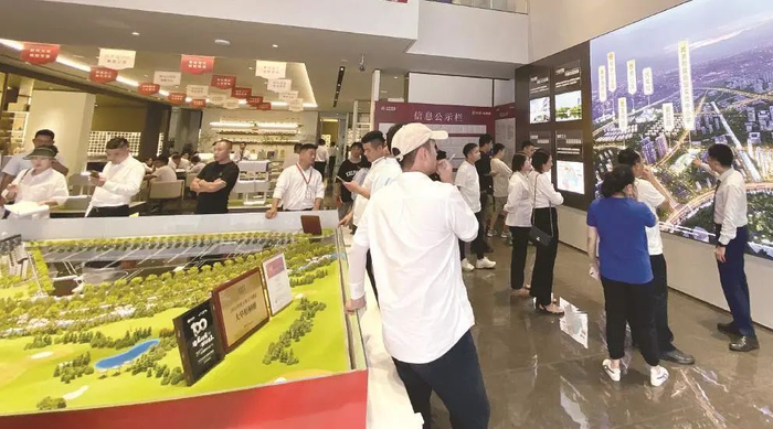 ▲市民咨询新楼盘销售情况。（受访者供图）