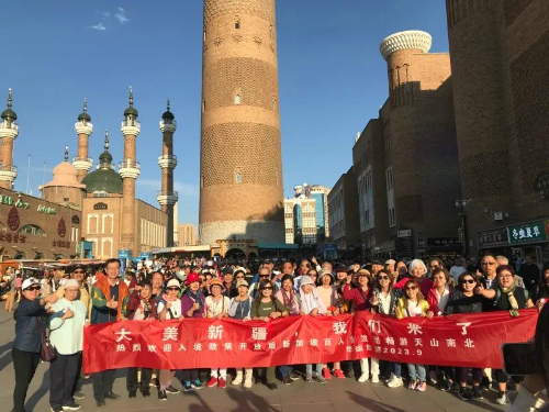 新加坡百人旅游团在新疆国际大巴扎景区游览。新加坡华运旅游有限公司供图