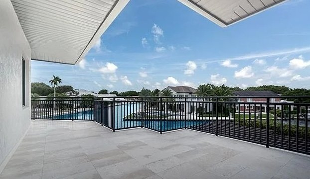 据介绍,梅西这套房子坐落在贯穿南佛罗里达州的运河上,设有一个位于