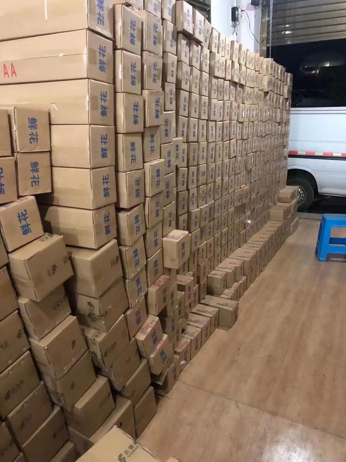 凌晨四点，木木仍在仓库发货