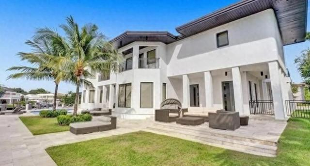 99带你看梅西的客厅卧室泳池|莱昂内尔·梅西|豪宅|阳台_新浪新闻