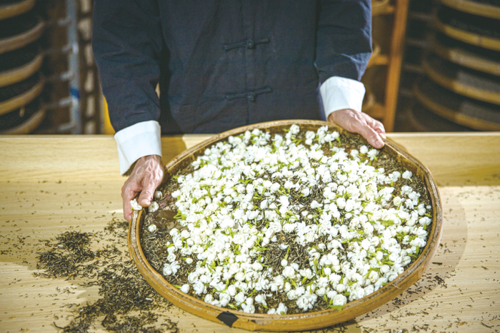 ▲茉莉花与茶叶正在进行加工   （横县南方茶厂供图）
