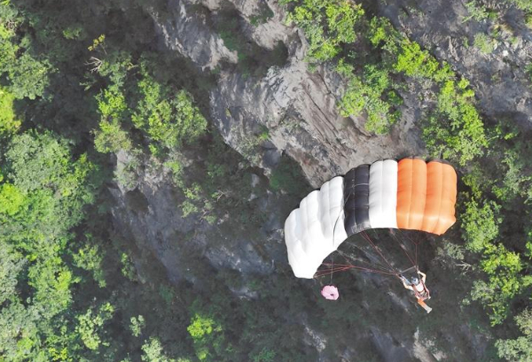 近日，极限运动员在六盘水市水城区境内的北盘江大桥进行低空跳伞。乔啟明 摄 （贵州图片库发）