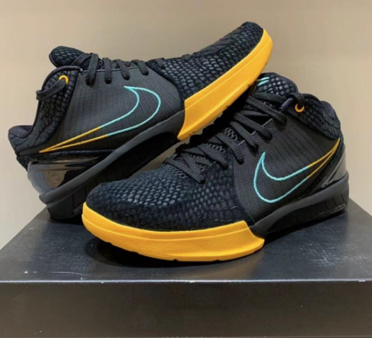 只不过相比于那双大红色的配色,这双科比4还是要低调了不少.