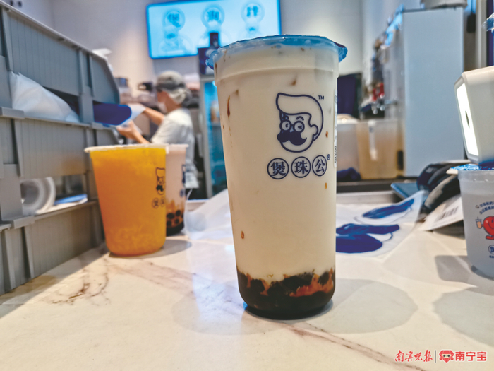 ▲煲珠公毛尖奶绿 记者 覃锦华 摄