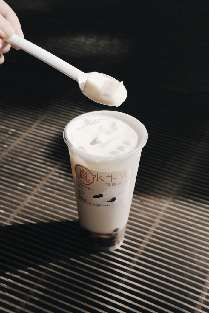 ▲喜茶推出首款牛乳茶新品“水牛乳双拼波波” （品牌方供图）
