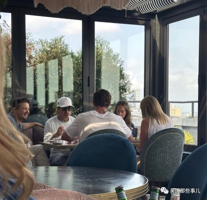 （唐尼等人被拍到在波士顿酒店的餐厅里用餐聊天）