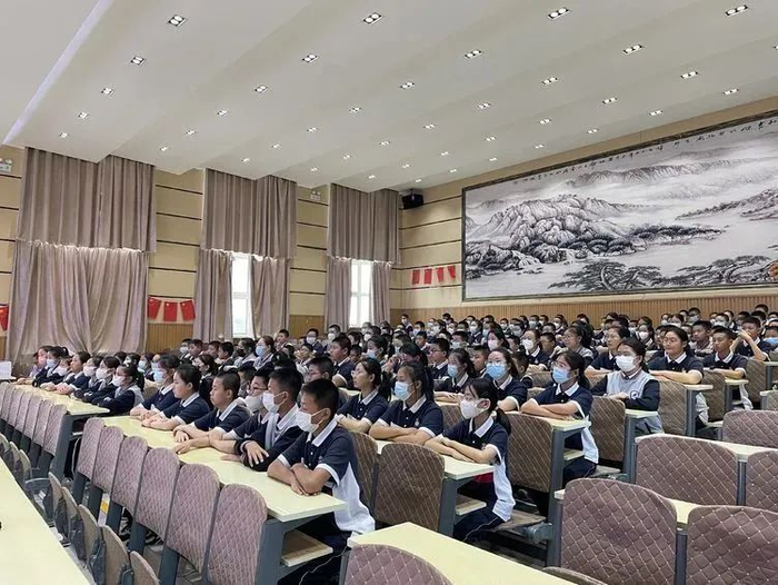 传承红色基因 赓续红色血脉——满洲里市第三中学邀请老兵进校园宣讲